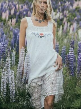 Chasing Unicorns White Cotton Embroidered Square-Neck Midi Dress Sz M EUC